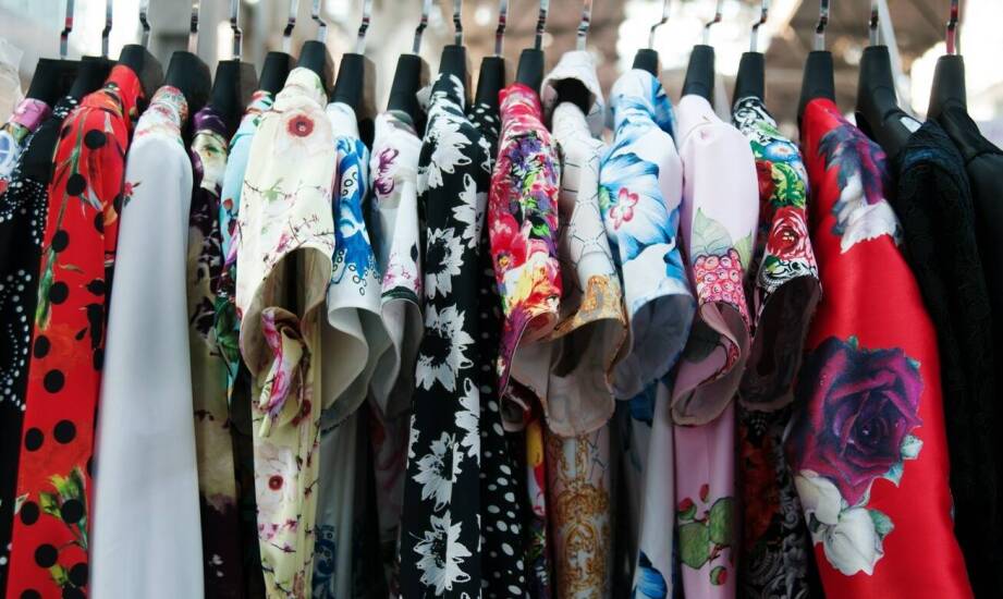 Sukienki damskie z tkaniny – najmodniejsze fasony i inspiracje stylizacyjne