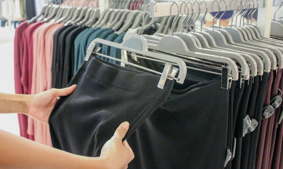 Spodnie damskie z tkaniny – kluczowe cechy, rodzaje i najnowsze trendy