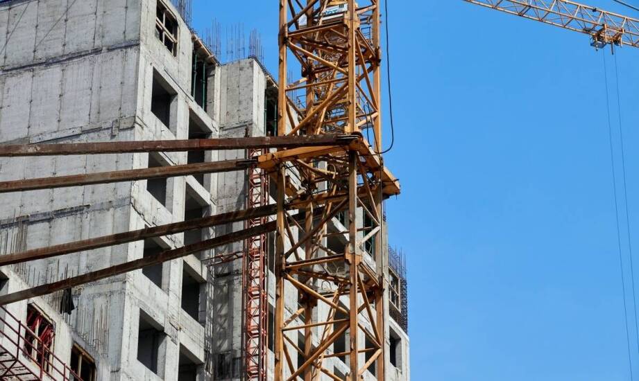 Zastosowanie wind budowlanych w pracach na wysokościach – co warto wiedzieć