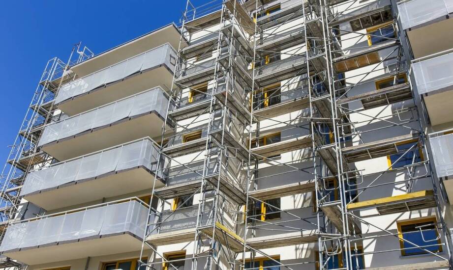 Co wpływa na koszt wynajmu rusztowań i jak zaplanować budżet inwestycji