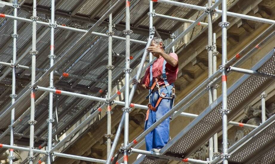 Jakie są standardowe procedury bezpieczeństwa podczas montażu rusztowań?