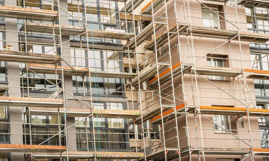 Najczęstsze zastosowania rusztowań przy pracach remontowych i budowlanych