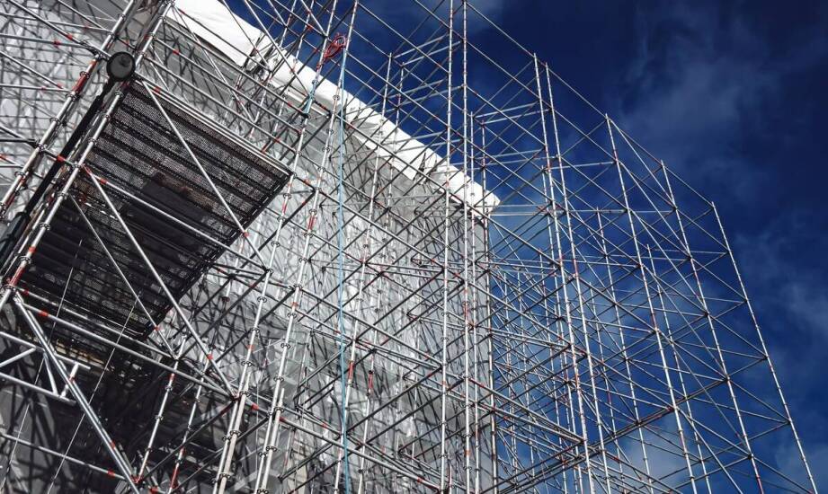 Jak zapewnić bezpieczeństwo podczas korzystania z rusztowań na budowie