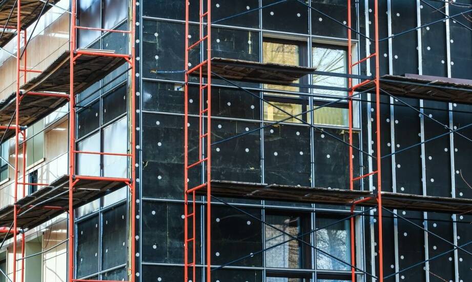 Kiedy warto zdecydować się na wypożyczenie rusztowań do prac budowlanych