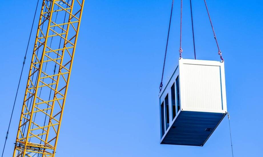 Jak działają dźwigi towarowe na budowie i kiedy są wykorzystywane
