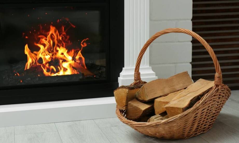 Najważniejsze informacje o drewnie opałowym do kominka – rodzaje i zastosowanie