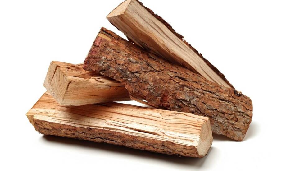 Drewno do kominka – kluczowe właściwości, sezonowanie i walory opałowe