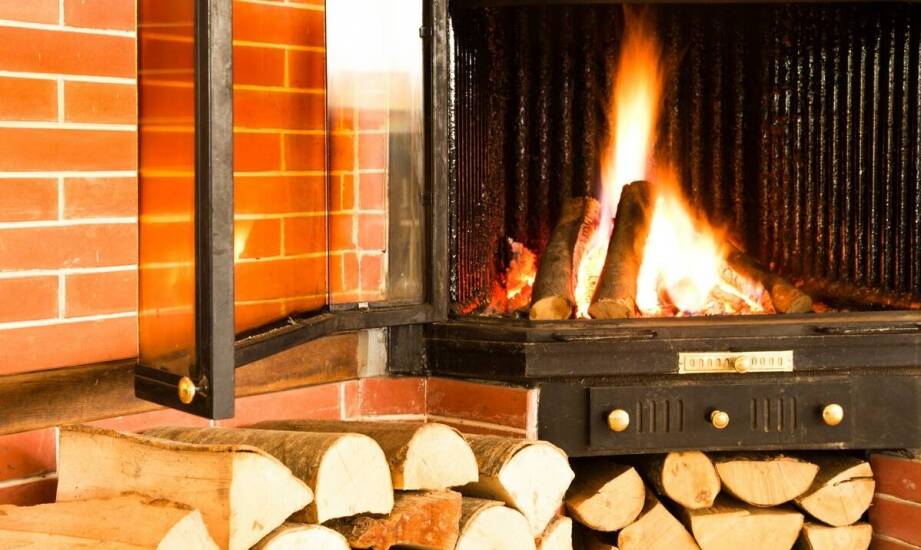 Jakie drewno najlepiej sprawdza się w kominku? Rodzaje i praktyczne wskazówki