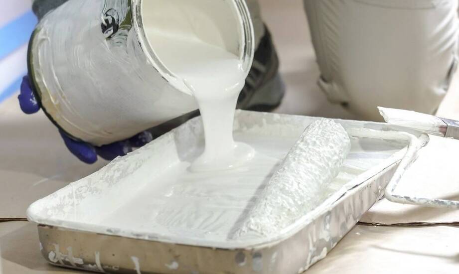 Glazura na ścianach i podłogach – praktyczne porady oraz inspiracje