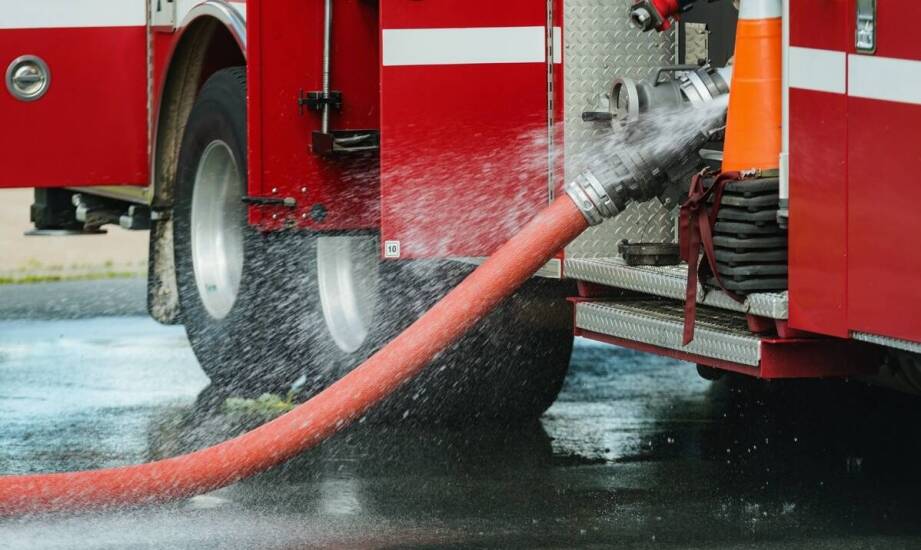 Wąż pożarniczy – budowa, zastosowanie i normy bezpieczeństwa w akcji