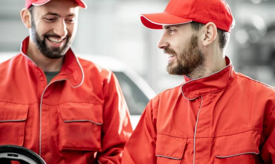 Odzież chłodząca w miejscu pracy – zastosowanie i korzyści dla zespołu