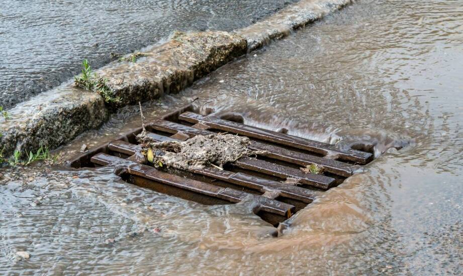 Zapory przeciwpowodziowe – skuteczne rozwiązania chroniące przed zalaniem