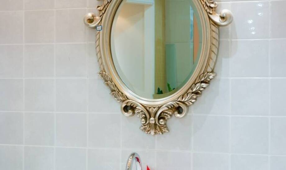 Lustro na wymiar jako sposób na optyczne powiększenie i rozświetlenie wnętrza