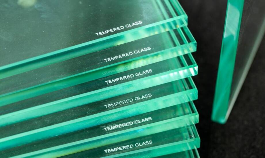 Szkło hartowane w aranżacji wnętrz – inspiracje i praktyczne zastosowania