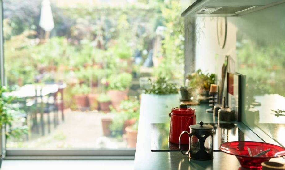 Zalety szkła hartowanego w kuchni – trwałość, estetyka i łatwość czyszczenia