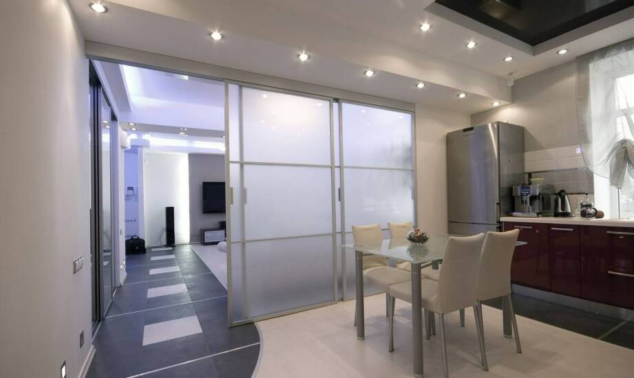 Drzwi szklane – zalety, zastosowania i inspiracje do aranżacji wnętrz