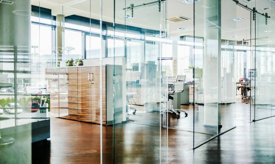 Zabudowy szklane – zastosowania, inspiracje i zalety w nowoczesnych wnętrzach