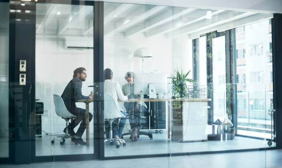 Szklane elementy w aranżacji przestrzeni – funkcje, zalety i inspiracje