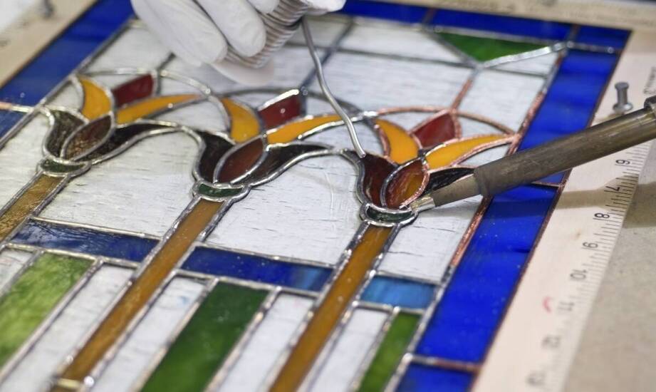 Szkło lakierowane na wymiar – zastosowania, zalety i inspiracje do wnętrz