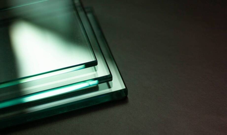 Szkło laminowane – zalety, zastosowania i inspiracje do różnych wnętrz