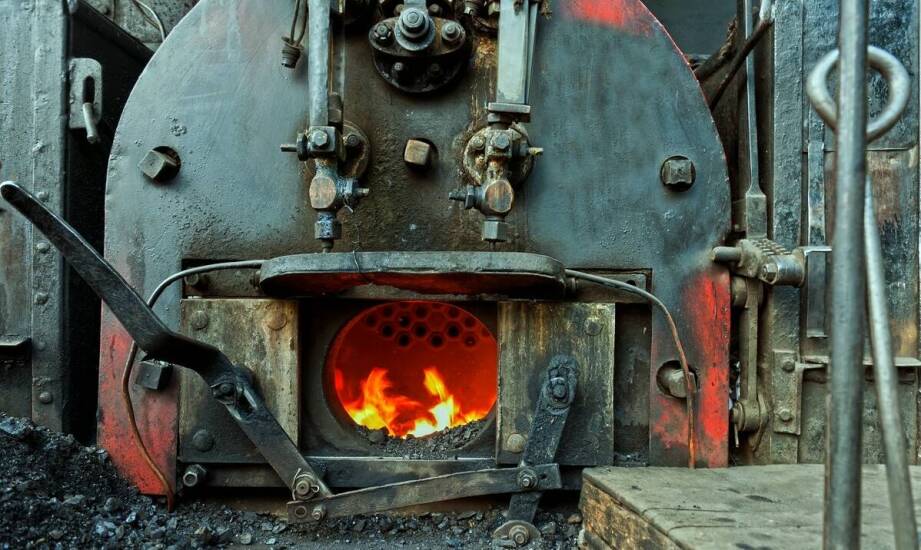 Kotły parowe w przemyśle – zastosowanie, zalety i działanie instalacji