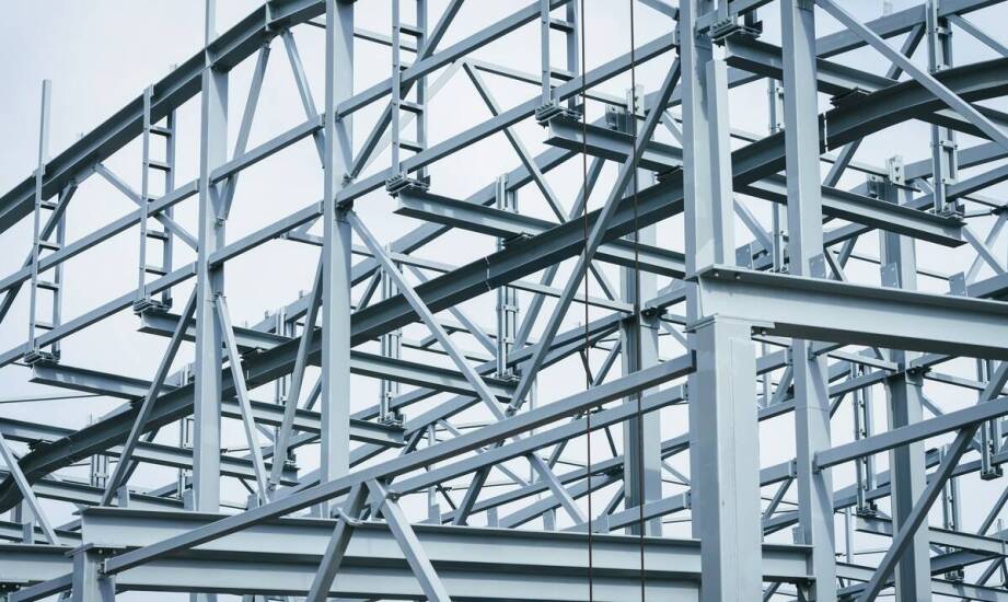 Konstrukcje stalowe w przemyśle – zastosowanie, wytrzymałość i możliwości