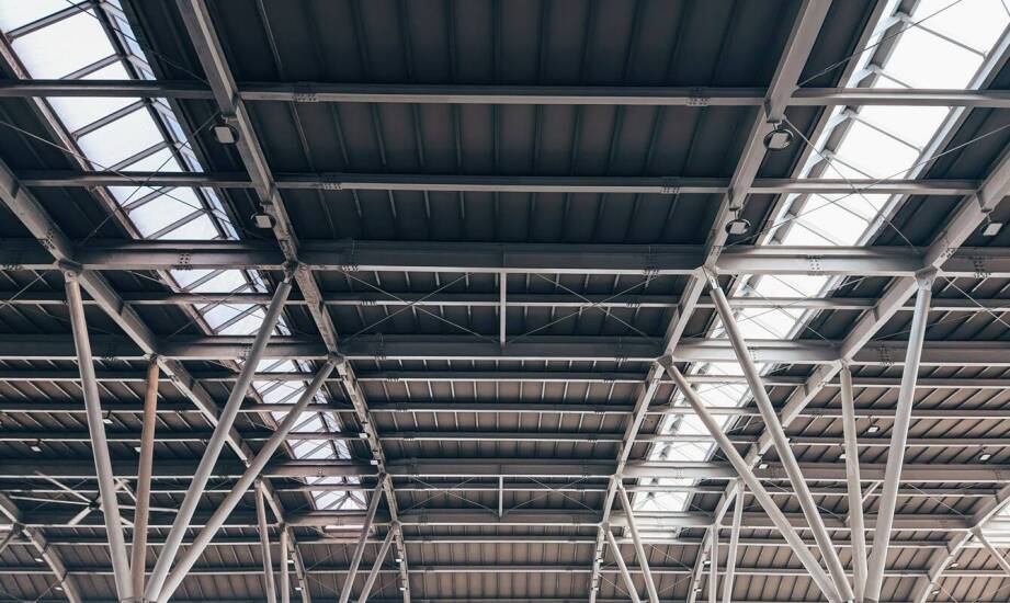 Konstrukcje stalowe w przemyśle – zastosowania, bezpieczeństwo i przyszłość branży