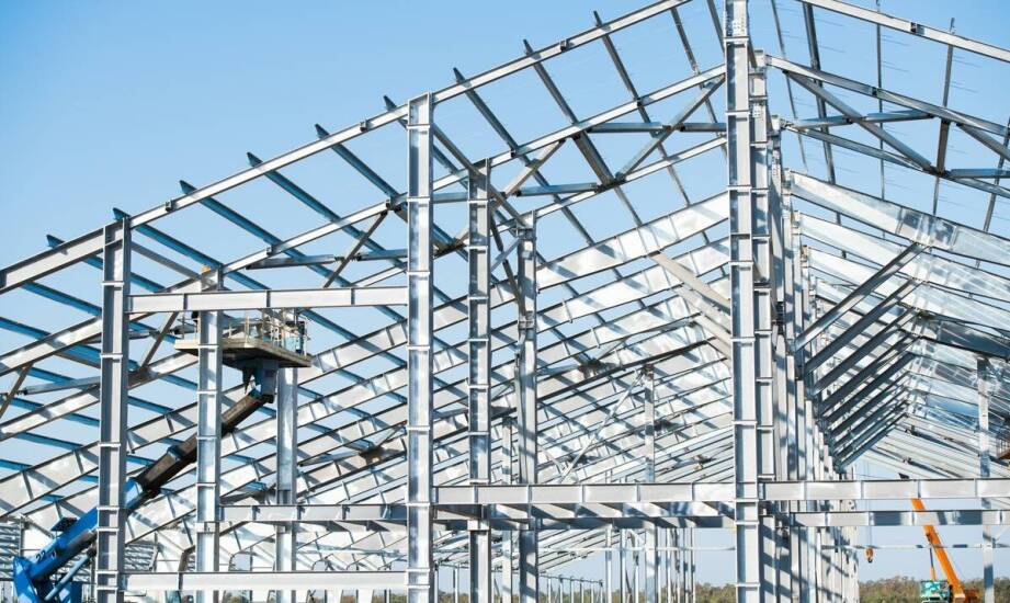 Konstrukcje stalowe – jak powstają i jakie znaczenie mają w przemyśle