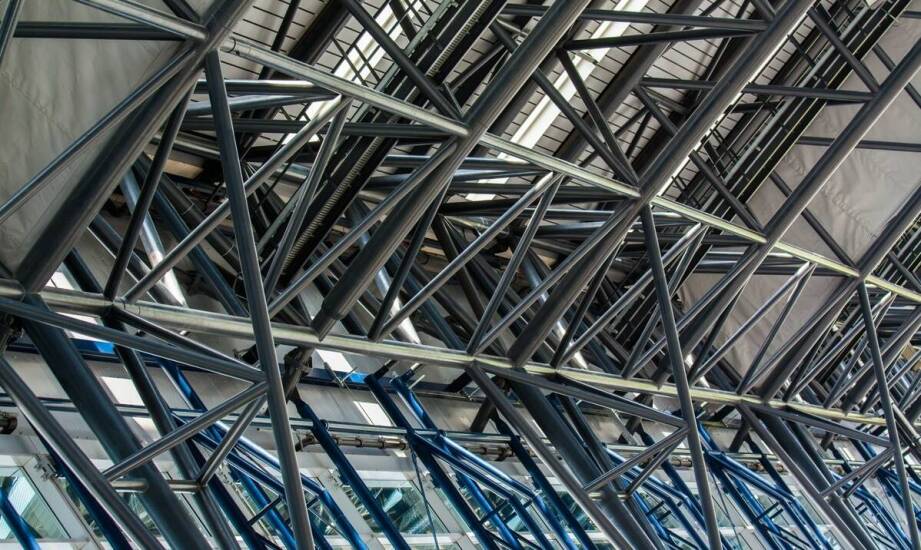 Konstrukcje stalowe a rozwój inwestycji przemysłowych – najważniejsze aspekty