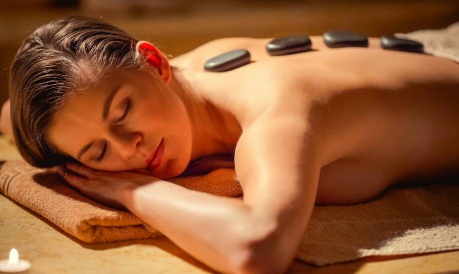 Masaż gorącymi kamieniami – na czym polega i jakie przynosi efekty