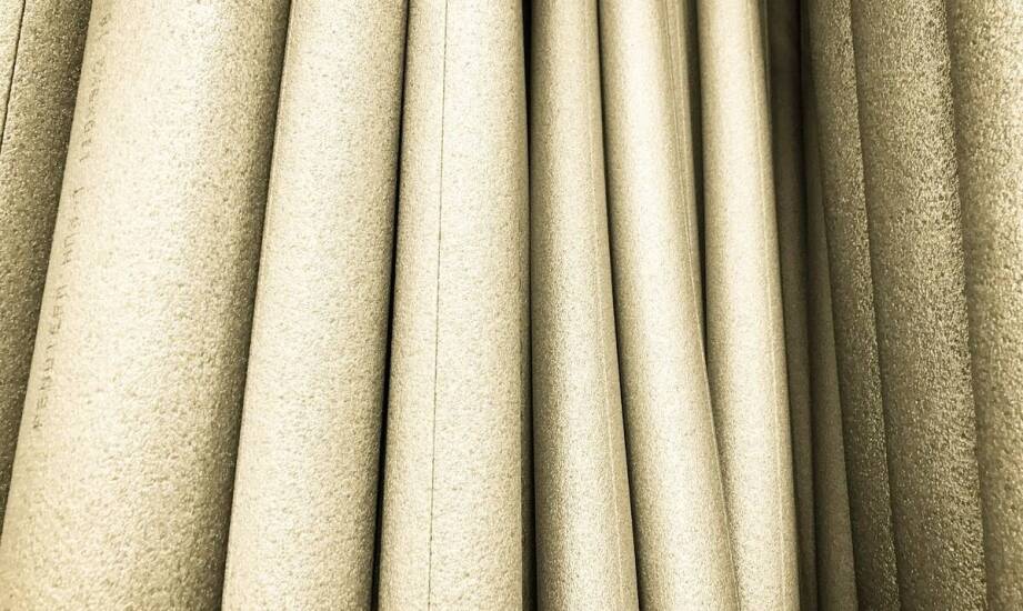 Opakowania na karnisze – funkcje, materiały i znaczenie w transporcie