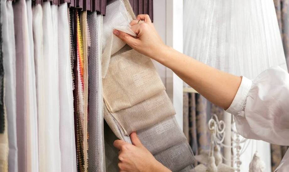 Najważniejsze cechy opakowań na karnisze – zastosowania i wybór materiałów