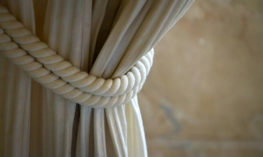 Opakowania na karnisze – kluczowe informacje i rozwiązania dla branży