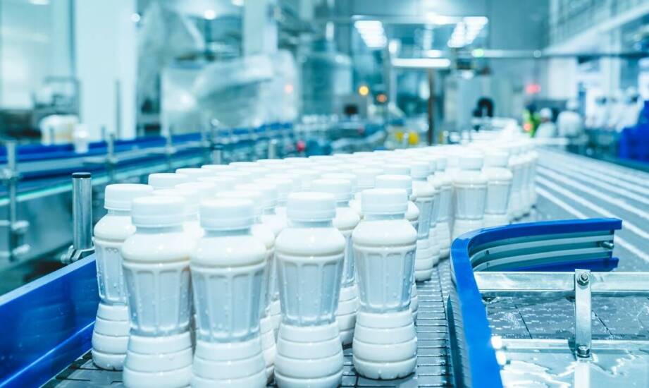 Jak powstają opakowania plastikowe i jakie mają zastosowania w branżach