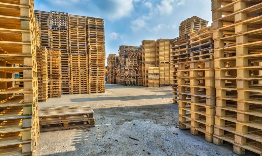 Jak wybrać palety przemysłowe do efektywnego transportu i magazynowania