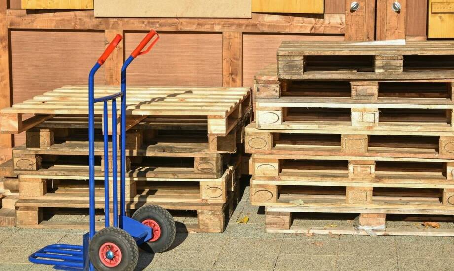 Jak przebiega skup palet i jakie są zasady odsprzedaży używanych nośników