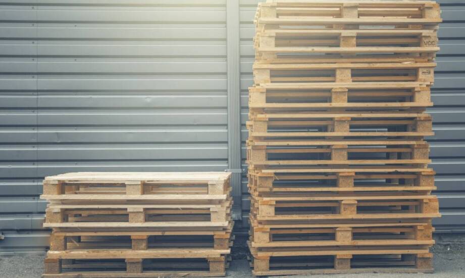 Jak działa skup palet i jakie są zasady obrotu używanymi nośnikami