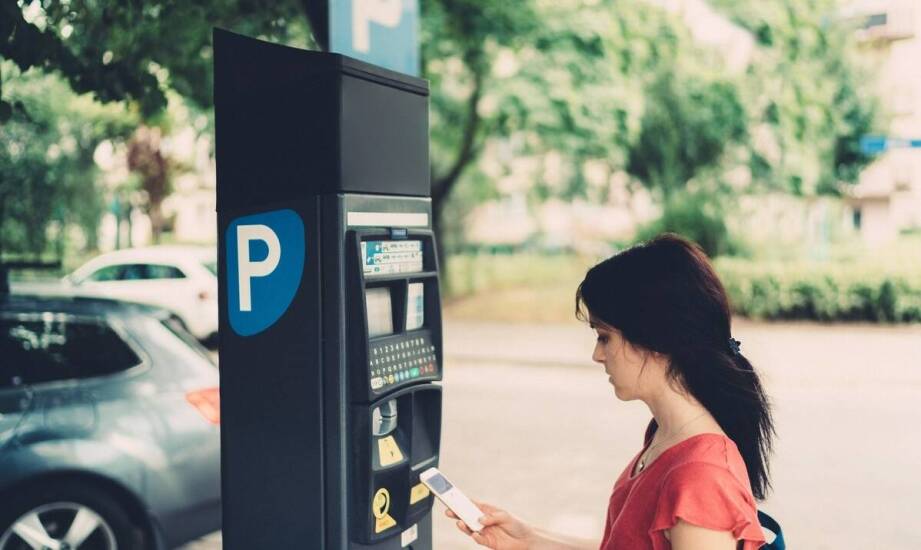 Jak działają nowoczesne systemy parkingowe i automatyka domowa?