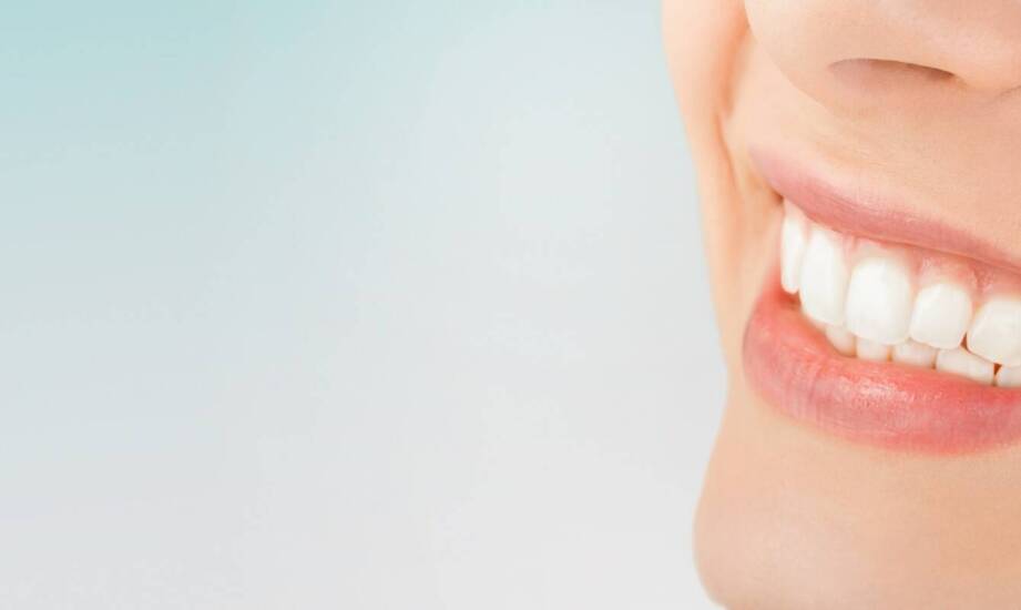 Jak osiągnąć bielszy uśmiech? Skuteczne sposoby na rozjaśnianie zębów