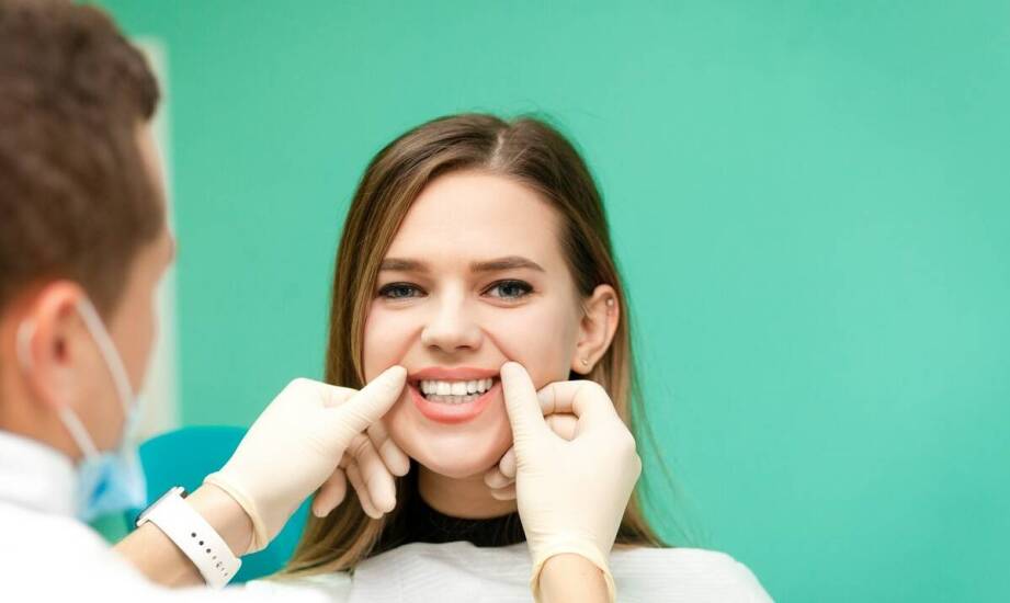 Bezpieczne sposoby na białe zęby – jak działa wybielanie i co warto wiedzieć