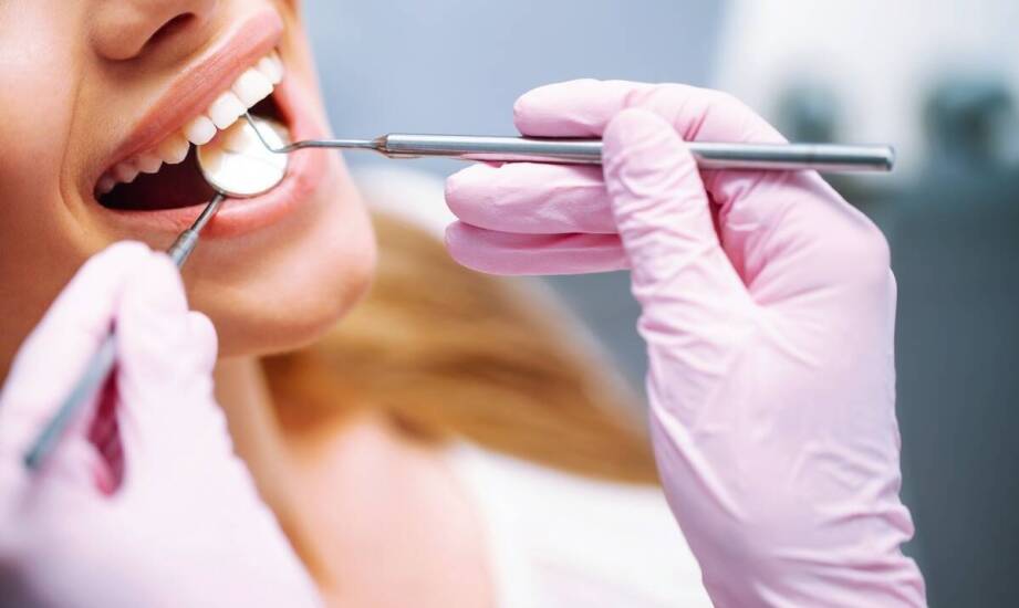 Białe zęby bez tajemnic – jak przebiega rozjaśnianie szkliwa?