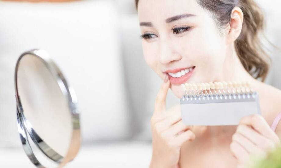 Wskazówki i ciekawostki o wybielaniu zębów – jak działa ten zabieg?