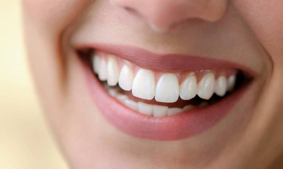 Protezy zębowe – najważniejsze informacje, rodzaje i zasady pielęgnacji