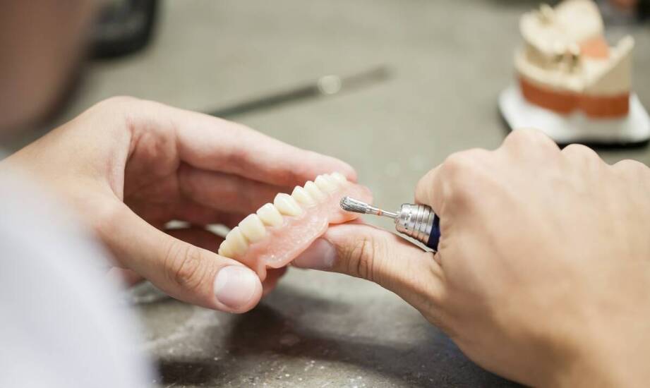 Jak przebiega leczenie protetyczne i jakie możliwości dają protezy zębowe