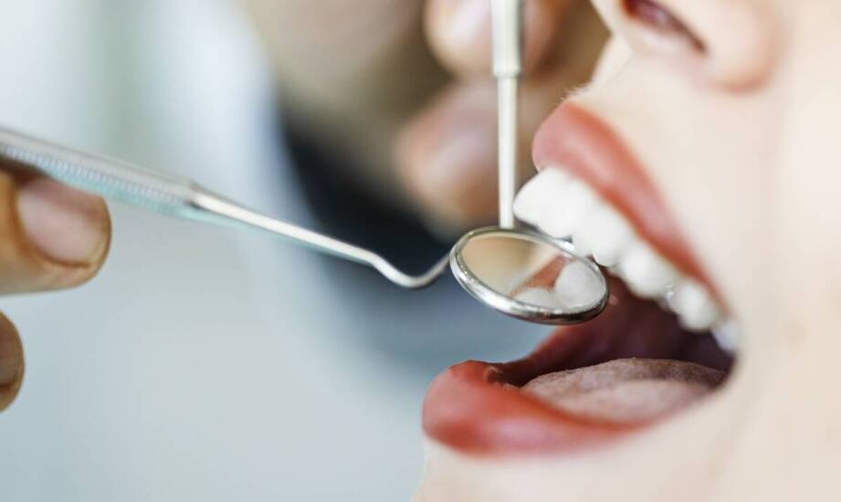 Jak dbać o zdrowie jamy ustnej między wizytami w gabinecie dentystycznym?