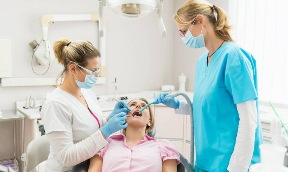 Jak wygląda pierwsza wizyta w gabinecie dentystycznym i czego się spodziewać