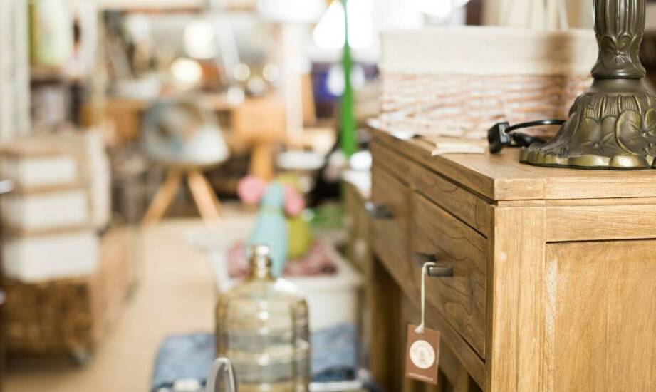 Praktyczne akcesoria meblowe – jak poprawiają wygodę i estetykę wnętrz