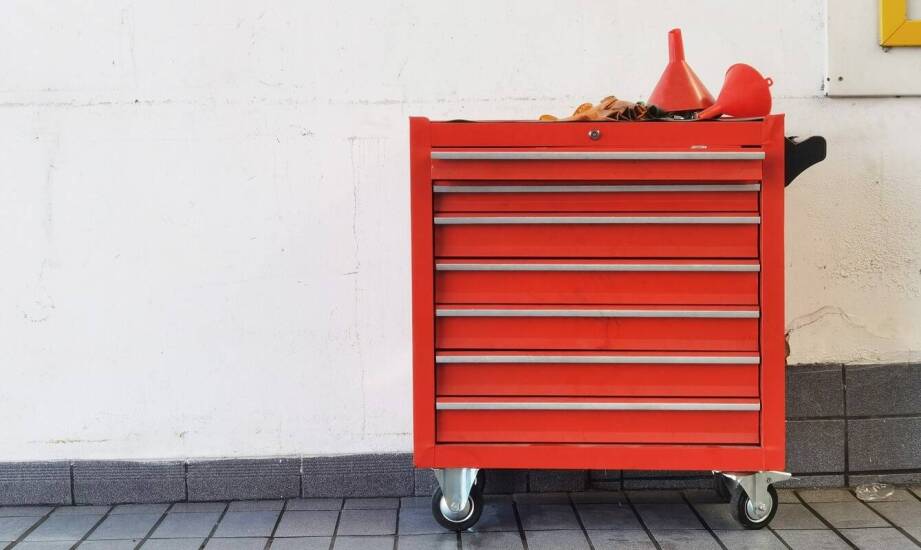 Kółka do kontenerków – jakie rozwiązania ułatwiają organizację przestrzeni