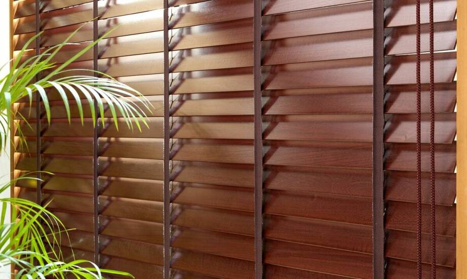 Żaluzje drewniane – ponadczasowy styl i funkcjonalność w każdym wnętrzu