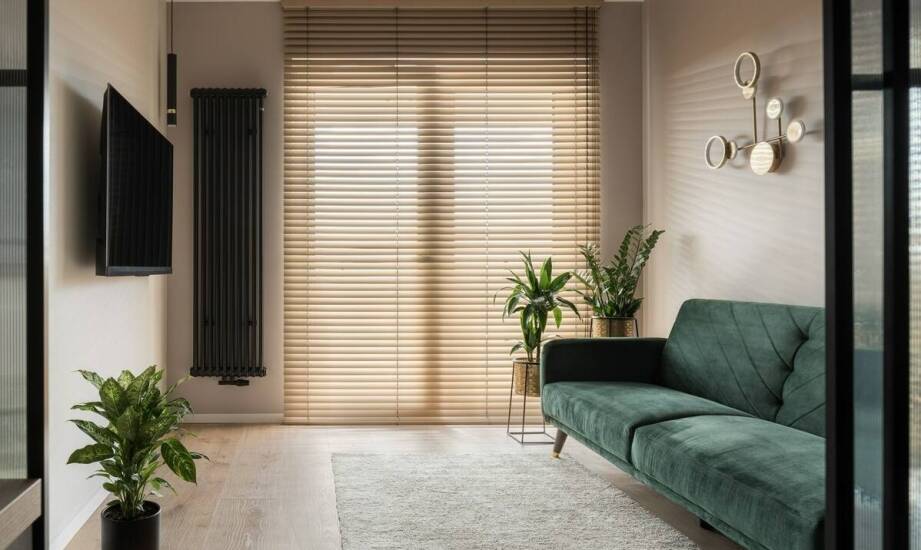 Jakie żaluzje wybrać? Przegląd materiałów, funkcji i trendów wnętrzarskich